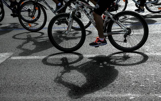 Αθλητές και επιχειρηματίες διασχίζουν με ποδήλατα την Αθήνα και δίνουν βοήθεια σε άστεγους