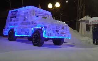 Οδηγώντας ένα αυτοκίνητο φτιαγμένο από πάγο - Newsbeast