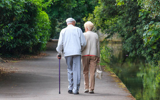 Δημοτικό συμβούλιο αναγκάζει ηλικιωμένο ζευγάρι να ζήσει σε χωριστούς οίκους ευγηρίας