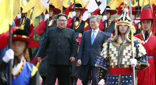 Moon Jae-in, Kim Jong Un