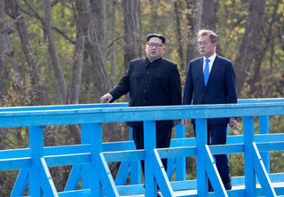 Moon Jae-in, Kim Jong Un