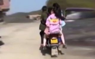 Κινέζος μετέφερε τα έξι παιδιά του στο μηχανάκι