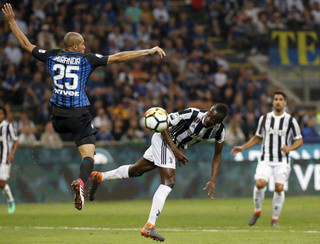 Juventus' Blaise Matuidi, center, jumps for the ball with Inter Milan's Joao Miranda during the Serie A soccer match between Inter Milan and Juventus at the San Siro stadium in Milan, Italy, Saturday, April 28, 2018. (AP Photo/Antonio Calanni)