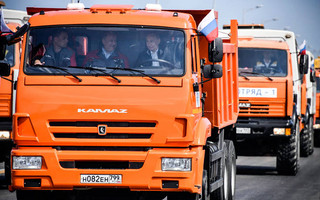 Το Κρεμλίνο διαβεβαιώνει: Ο Πούτιν έχει άδεια οδήγησης φορτηγού