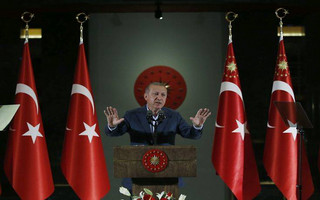 Κατρακυλάει σε νέα ιστορικά χαμηλά η τουρκική λίρα