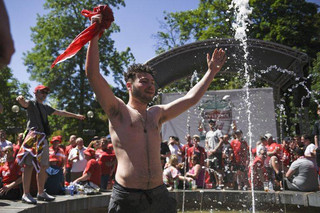 Liverpool supporters sing near a fountain in Kiev, Ukraine, Saturday, May 26, 2018. Supporters were gathering in Kiev ahead of the Champions League final soccer match between Real Madrid and Liverpool later Saturday. (AP Photo/Andrew Shevchenko)