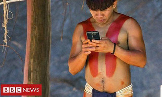 Η απομονωμένη φυλή που έχει «κολλήσει» με τα smartphones