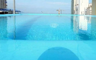 Οι δύο όψεις της πισίνας ενός ξενοδοχείου