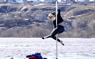 Η Ρωσίδα που κάνει πλωτό pole dancing