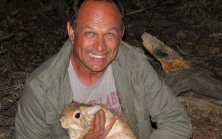 Κυνηγός σκοτώνει βούβαλο, χάνει τελικά τη ζωή του από άλλο μέλος του κοπαδιού