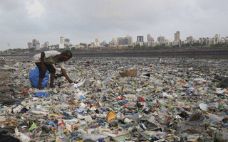 «Τα προϊόντα μιας χούφτας πολυεθνικών ρυπαίνουν τον πλανήτη»