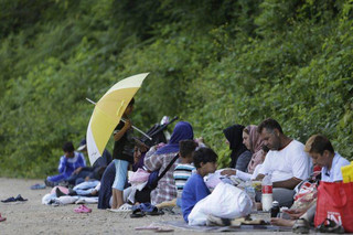 Bosnia Feeding Migrants