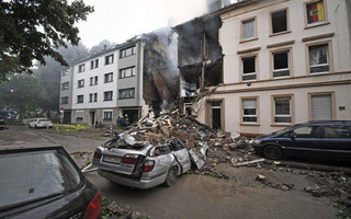 Un automóvil y un edificio resultan dañados después de una explosion en Wuppertal, Alemania, el domingo 24 de junio de 2018. (Henning Kaiser/dpa vía AP)