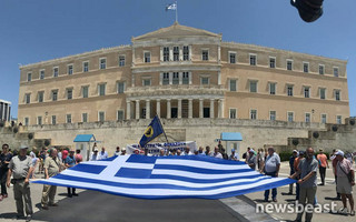 Με μια μεγάλη ελληνική σημαία στο Σύνταγμα οι απόστρατοι