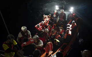 Ακινητοποιημένο μεταξύ Ιταλίας και Μάλτας το πλοίο με 629 μετανάστες