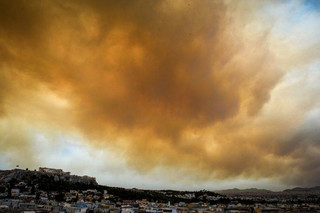 Ο καπνός από τη φωτιά στην Κινέτα σκέπασε τον ήλιο στην Αθήνα