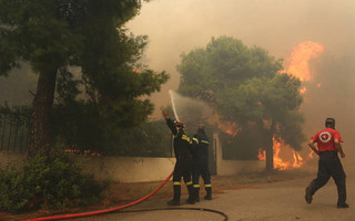 Ανεξέλεγκτη η μεγάλη φωτιά στην περιοχή του Αρμενιστή στη Σιθωνία Χαλκιδικής