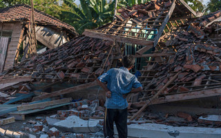 Στους 420 ανήλθε ο αριθμός των νεκρών από τον καταστροφικό σεισμό και το τσουνάμι στην Ινδονησία