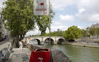 Το Παρίσι διαθέτει πεζοδρόμια για… ούρηση