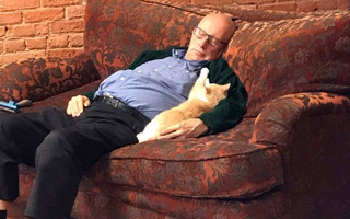 Παππούς και γάτες σε απολαυστικές φωτογραφίες που λάτρεψε το διαδίκτυο