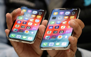 Πέφτουν τα έσοδα της Apple και μαζί οι τιμές των iPhones