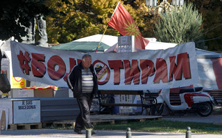 Ο αρχηγός του μεγαλύτερου κόμματος της αντιπολίτευσης θα απέχει από το δημοψήφισμα στα Σκόπια