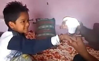 Οχτάχρονος ανάβει λάμπες με τη δύναμη της… αφής του
