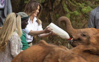 Η Μελάνια τάισε ορφανά ελεφαντάκια και έκανε σαφάρι στο Ναϊρόμπι