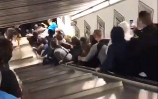 Οι κυλιόμενες στο μετρό της Ρώμης τρελάθηκαν και τραυμάτισαν οπαδούς