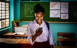 Το Ίδρυμα Vodafone και το Girl Effect συνδέουν 7 εκατ. ευάλωτες έφηβες σε οκτώ χώρες