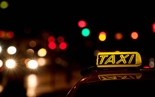 Ο οδηγός ταξί που τιμήθηκε από την Ακαδημία Αθηνών για «εξαίρετη πράξη»