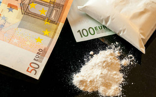 Ποιοι πρωταγωνιστούν στο εμπόριο ναρκωτικών και πώς «ξεπλένεται» το χρήμα