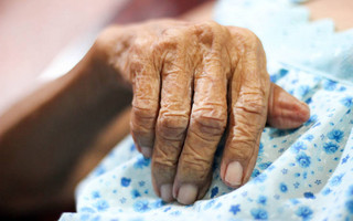 Γυναίκα 102 ετών νίκησε τον κορονοϊό: «Λεβεντιά η γιαγιά, Σουλιώτισσα» λέει η νύφη της