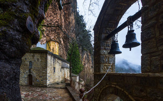 Το μοναστήρι της Παναγιάς που είναι κρυμμένο σε μια σπηλιά σε απόκρημνο βράχο