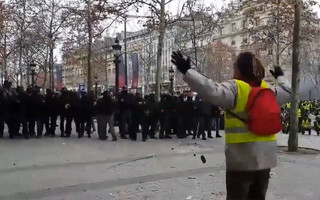 Η γαλλική αστυνομία πυροβολεί διαδηλωτή με flash ball
