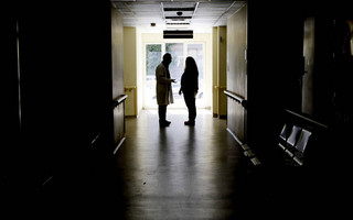Υγειονομικοί σε διάδρομο νοσοκομείου Υγειονομικοί σε διάδρομο νοσοκομείου