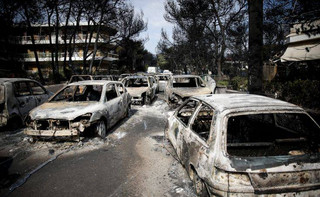 Καμένα αυτοκίνητα από τη φωτιά στο Μάτι