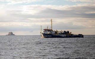 Το Πολεμικό Ναυτικό της Μάλτας πήρε τον έλεγχο πλοίου που είχαν καταλάβει μετανάστες