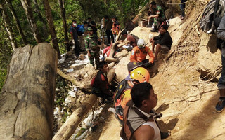 Σβήνουν οι ελπίδες για επιζώντες στο χρυσωρυχείο που κατέρρευσε στην Ινδονησία