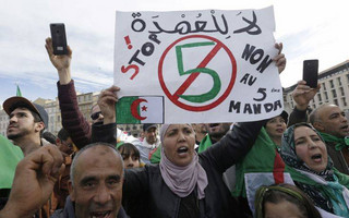 Συγκεντρώσεις Αλγερινών κατά του προέδρου Αμπντελαζίζ Μπουτεφλίκα