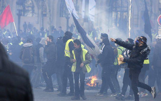 Νέες συγκρούσεις αστυνομικών με τα «κίτρινα γιλέκα» στο Παρίσι