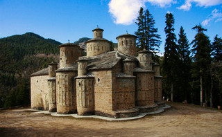Ο ναός με την ιδιαίτερη αρχιτεκτονική και τους πολλούς τρούλους