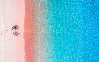 Δύο ελληνικές ανάμεσα στις πιο εντυπωσιακές ροζ παραλίες στον κόσμο