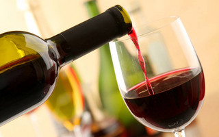 Αν θες να διατηρήσεις το βάρος σου πιες&#8230; κόκκινο κρασί, υποστηρίζει έρευνα