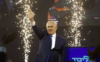 Πανηγυρίζει ο Νετανιάχου για τη νίκη στις εκλογές του Ισραήλ