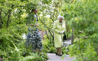 Η βασίλισσα Ελισάβετ περιηγήθηκε στον κήπο που σχεδίασε η Κέιτ Μίντλετον