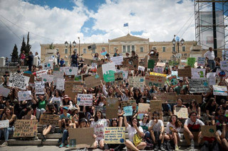 Μαθητική πορεία για την κλιματική αλλαγή στο κέντρο της Αθήνας