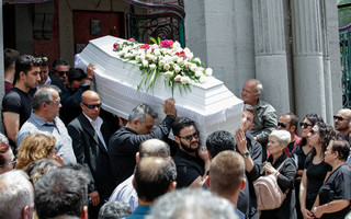 Πάνος Ζάρλας: Σε κλίμα οδύνης η κηδεία, τραγική φιγούρα η μητέρα του