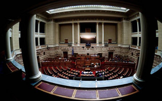 Οι κυβερνητικές μετατάξεις στη Βουλή και οι απαντήσεις Τζανακόπουλου
