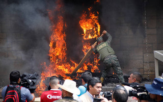 Διαδηλωτές έκαψαν δεκάδες φορτηγά της Dole σε ταραχές στην Ονδούρα